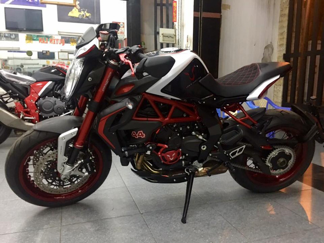 Hang hiem MV Agusta Dragster RR LH44 dau tien tai Viet Nam cua mot biker Vung Tau - 2
