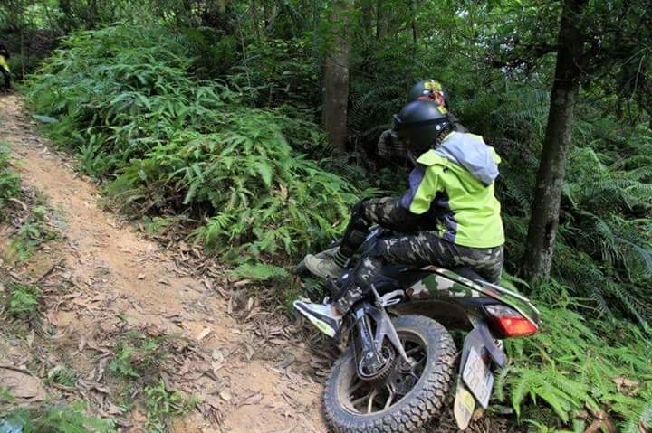 Cap doi phuot thu di Winner 150 offroad tren vung nui hiem tro