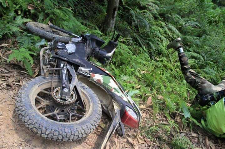 Cap doi phuot thu di Winner 150 offroad tren vung nui hiem tro - 2
