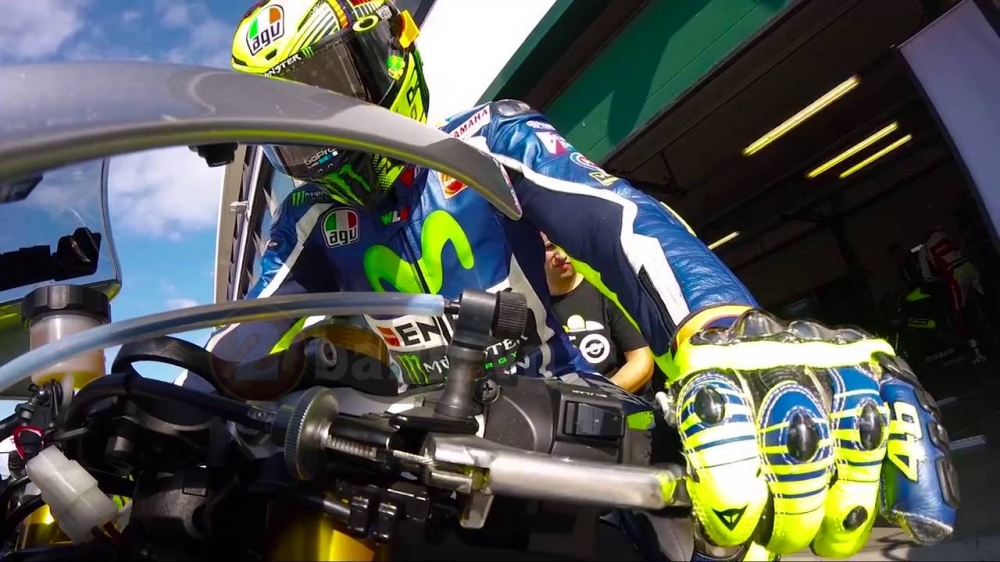 Valentino Rossi chay thu chiec R1M khi chua hoi phuc tinh trang suc khoe