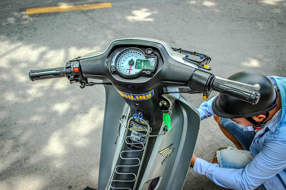 Wave 110 do day sang chanh cua mot ban tre dam me xe co - 4