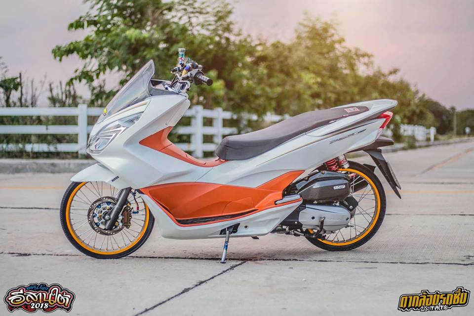 PCX 150 do mang ve dep tinh te voi than hinh trang nhu Ngoc Trinh - 8