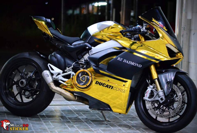 Ducati Panigale V4S do sieu long nguoi ham mo voi phu kien tem dau Sticker doc dao - 6