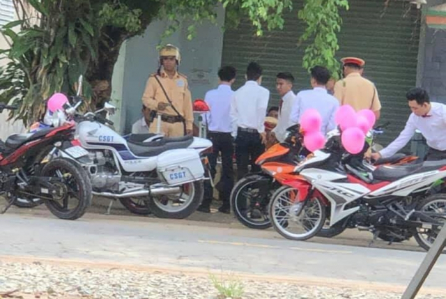 CSGT xu phat doan xe Exciter ruoc dau khong khong doi non bao hiem