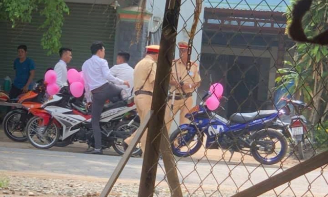 CSGT xu phat doan xe Exciter ruoc dau khong khong doi non bao hiem - 5