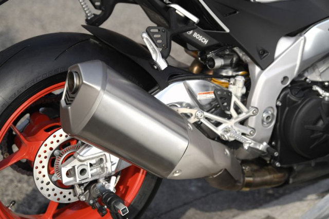 Aprilia Tuono V4 1100 Factory trang bi he thong treo dien tu co gia 670 trieu VND - 8
