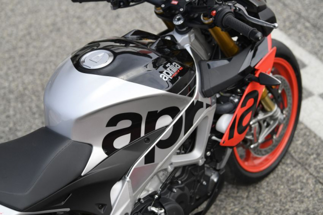 Aprilia Tuono V4 1100 Factory trang bi he thong treo dien tu co gia 670 trieu VND - 14