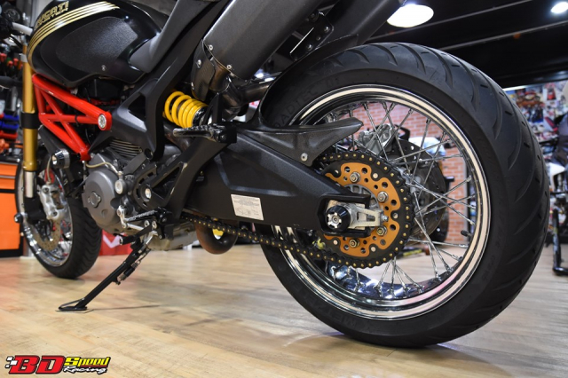 Ducati Monster 795 do dan chan banh cam doc nhat vo nhi - 9