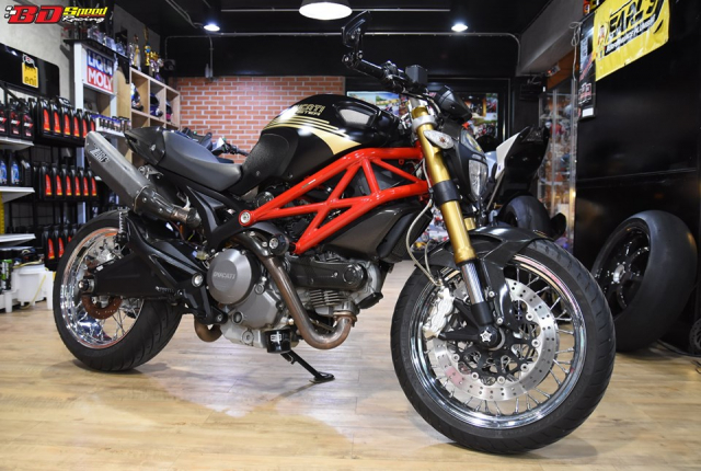 Ducati Monster 795 do dan chan banh cam doc nhat vo nhi
