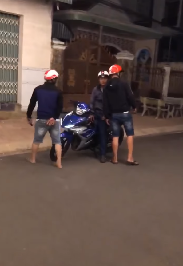 CLIP 3 thanh nien chay Exciter chan xe nguoi di duong gia lam cong an cuop tai san - 5