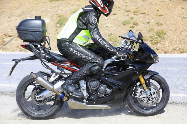Triumph Daytona 765 moi se ra mat vao ngay 23 thang 8 voi gia duoi 400 trieu VND - 5