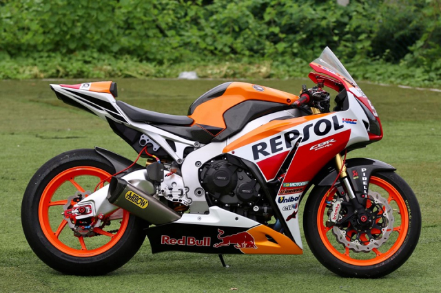 Honda CBR1000RR Repsol do an tuong voi dan chan vo doi