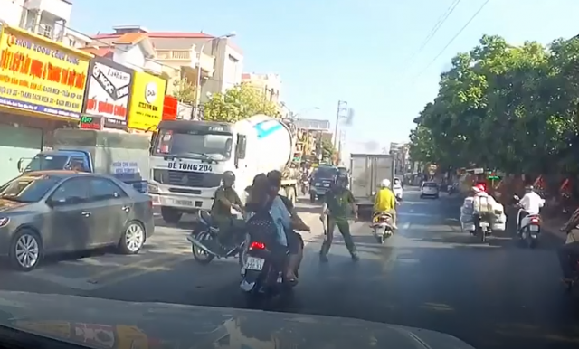 CLIP Tre trau khong doi non bao hiem lao xe vao CSTT nhan ngay ket dang