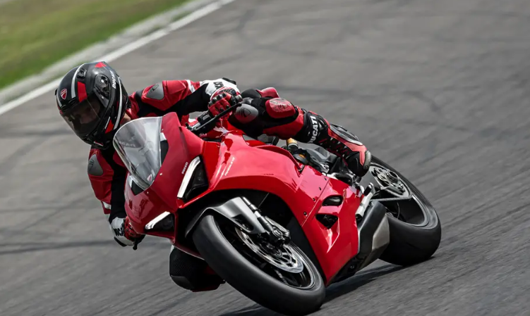 Ducati Panigale V2 lo dien danh cap giao dien cua dan anh Panigale V4 - 3