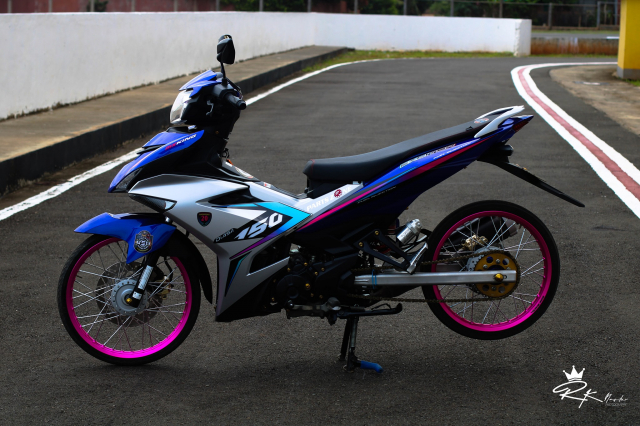 Exciter 150 do bien the voi dan chan sieu mong gay kich thich nguoi xem - 3