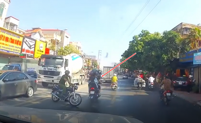 CLIP Tre trau khong doi non bao hiem lao xe vao CSTT nhan ngay ket dang - 2