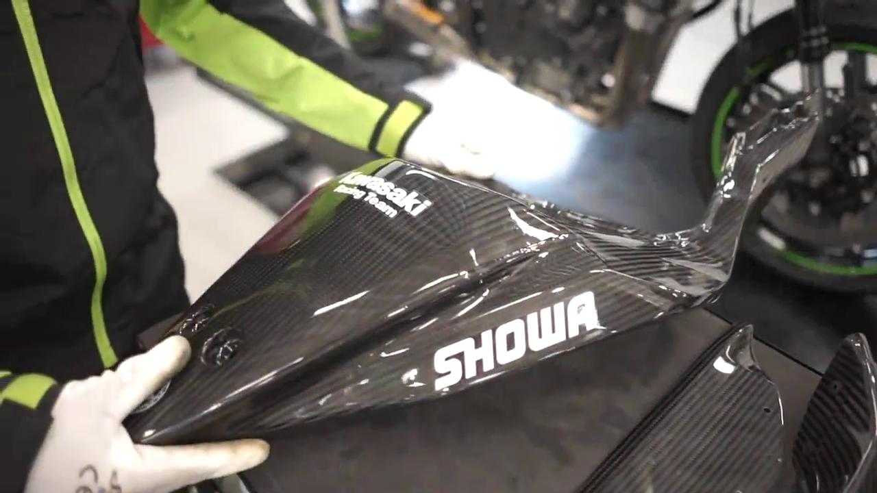 Video Kawasaki Ninja ZX25R duoc do theo phong cach duong dua - 3