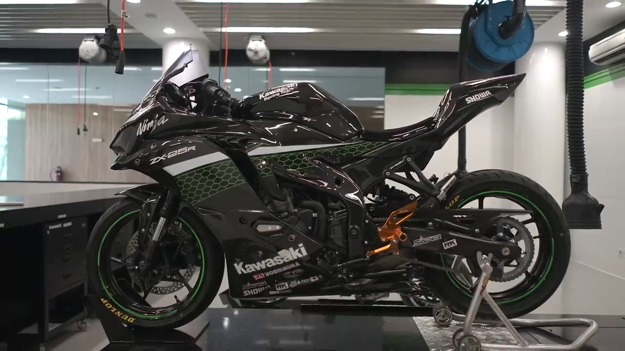 Video Kawasaki Ninja ZX25R duoc do theo phong cach duong dua - 7