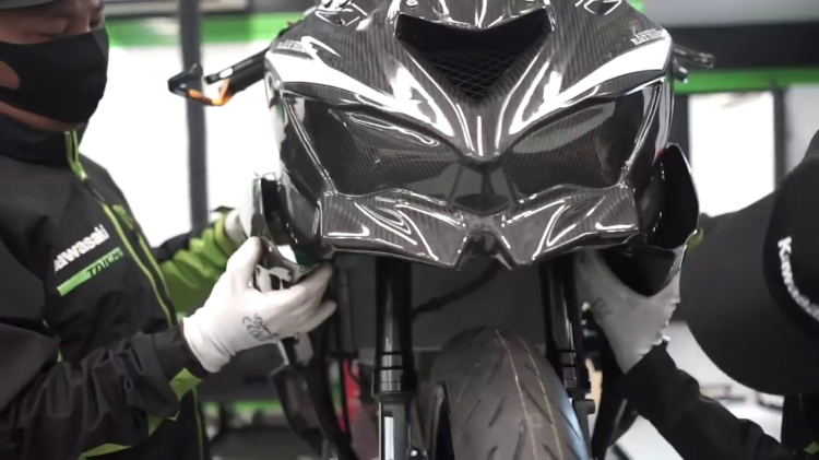 Video Kawasaki Ninja ZX25R duoc do theo phong cach duong dua
