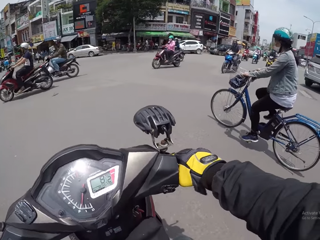 Cach bang qua duong va cau chuyen dau long cua CBR650F vs Satria - 5