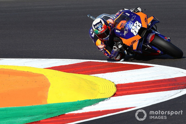 Oliveira thong tri duong dua MotoGP Bo Dao Nha dem lai chien thang cho Tech 3 KTM - 4