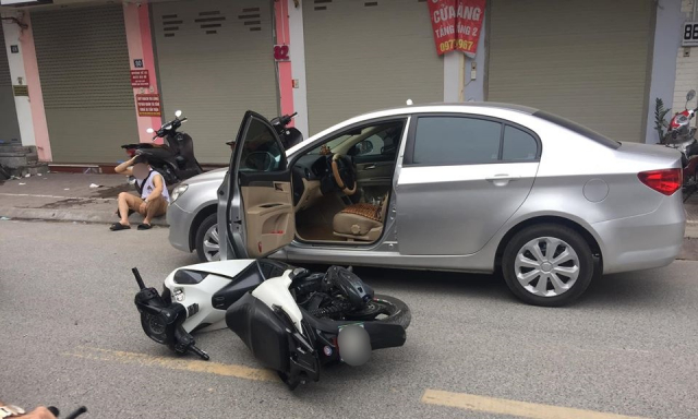 Dang vi vu dao pho hai co gai bat chot tong sam vao cua o to - 3