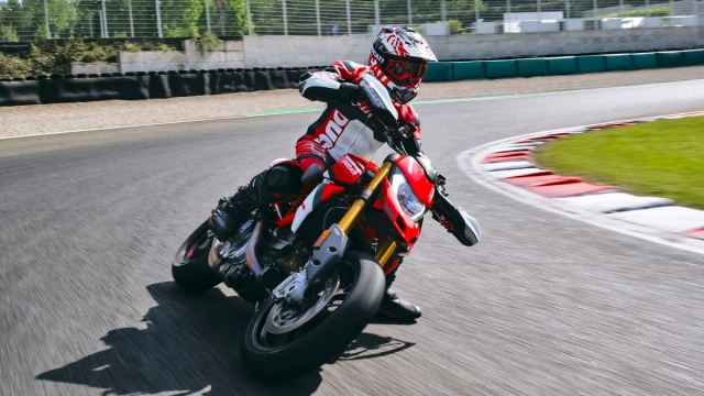 Ducati Hypermotard 950 2022 thay doi phong cach nang cap hieu suat