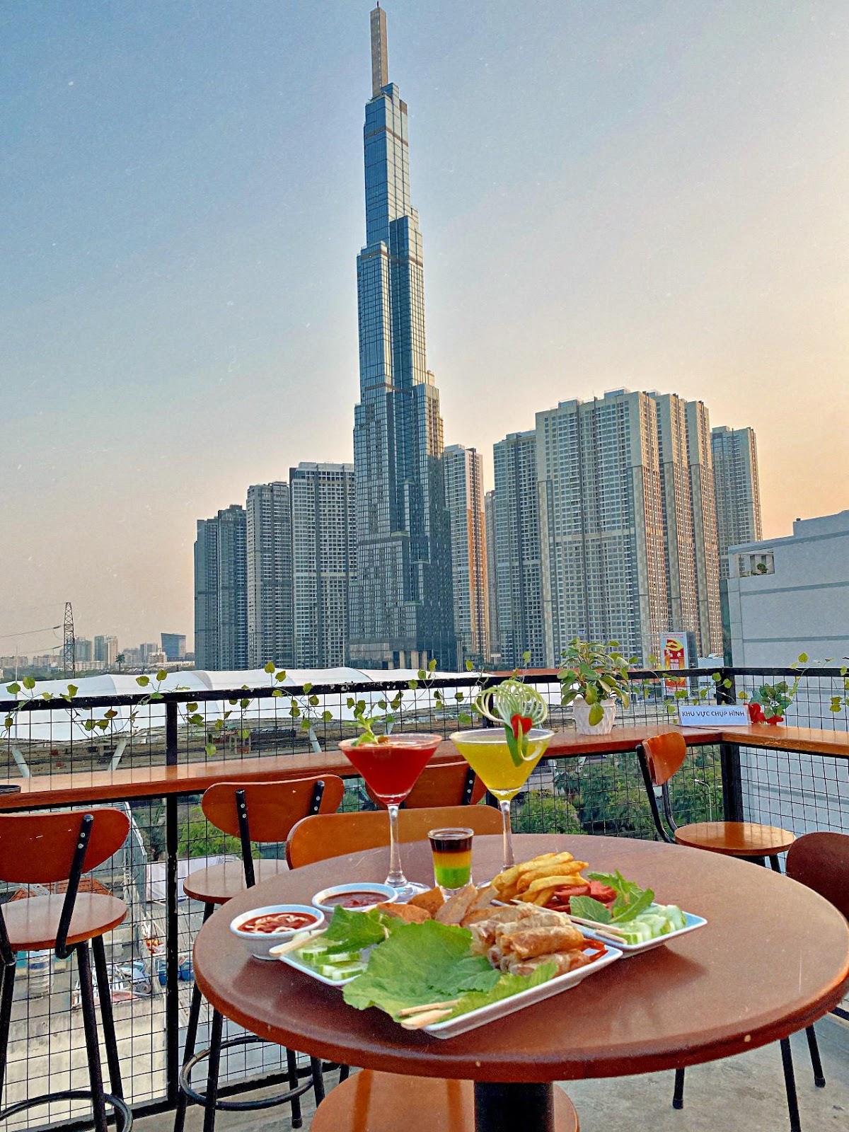 Top 3 quan rooftop o Sai Gon co view check in sieu dep ban khong nen bo lo