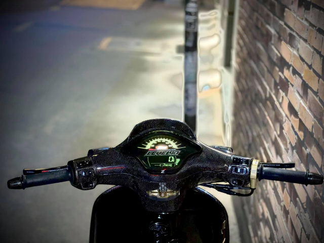 Vespa Sprint do nhu sieu xe khoe dang trong bong dem - 5