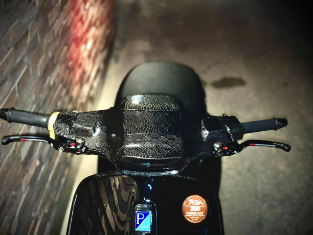 Vespa Sprint do nhu sieu xe khoe dang trong bong dem
