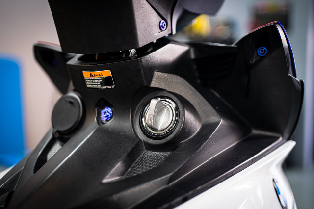 Phien ban Ex 150 do duoc lai tao giua Yamaha R1 va BMW S1000RR - 4