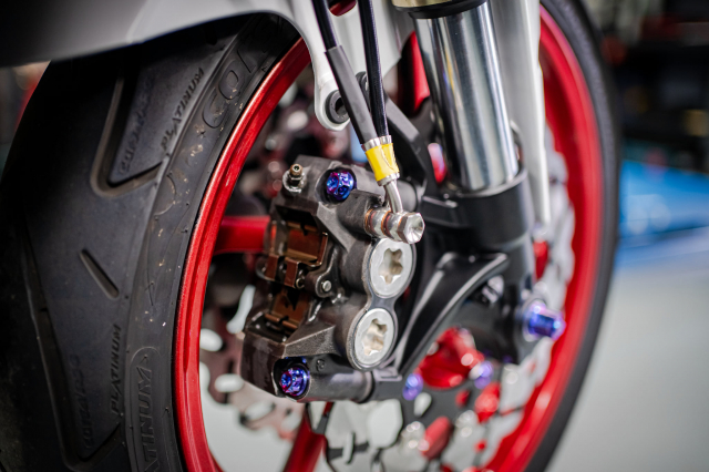 Phien ban Ex 150 do duoc lai tao giua Yamaha R1 va BMW S1000RR - 7