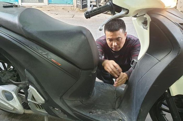 Vi sao xe tay ga thuong hay hong ac quy khi lau khong su dung - 5