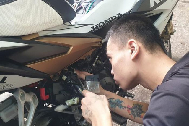 Vi sao xe tay ga thuong hay hong ac quy khi lau khong su dung - 4