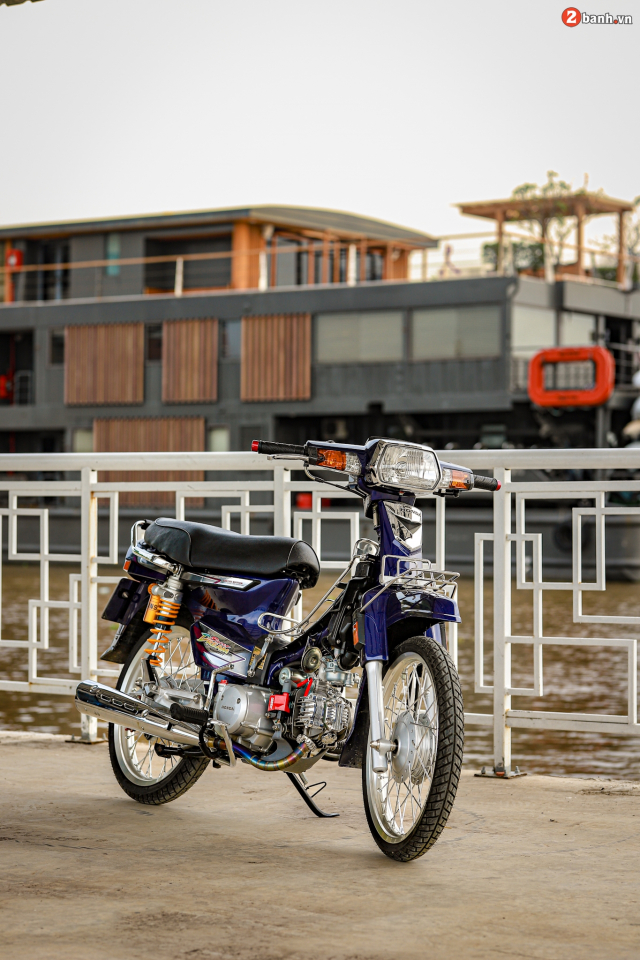 Honda Dream do khoac tren minh bo ao day cuon hut don Xuan 2022 - 4