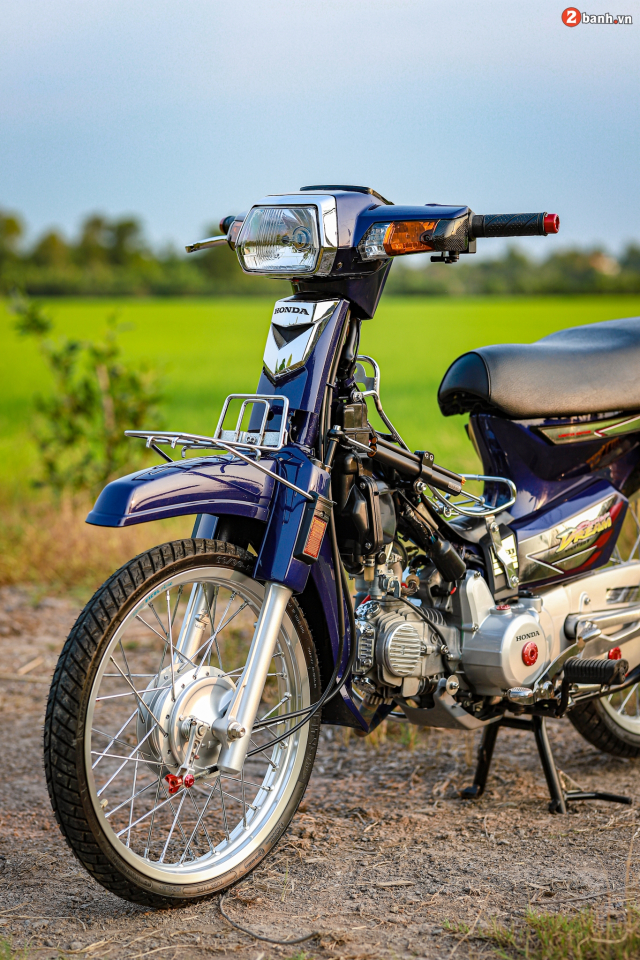Honda Dream do khoac tren minh bo ao day cuon hut don Xuan 2022 - 12
