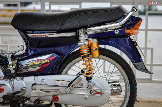 Honda Dream do khoac tren minh bo ao day cuon hut don Xuan 2022 - 19
