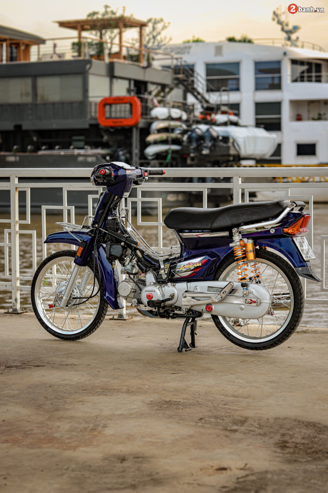Honda Dream do khoac tren minh bo ao day cuon hut don Xuan 2022 - 32