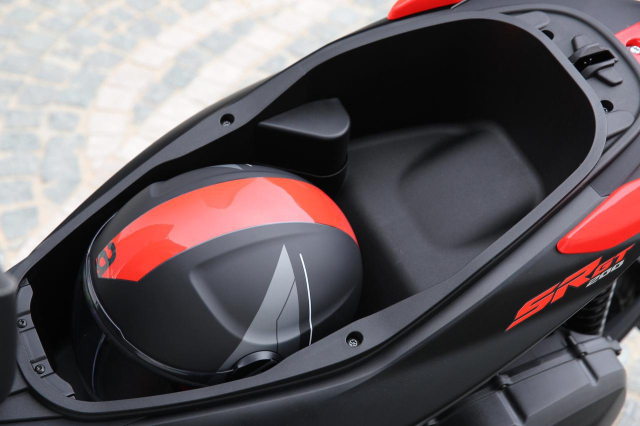 Aprilia SR GT 200 vua trinh lang tai thi truong Chau A - 10