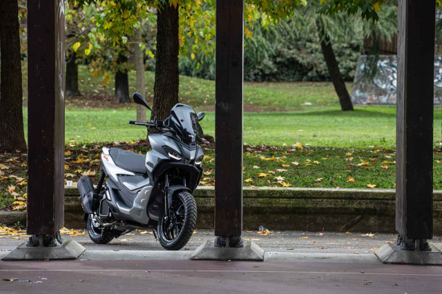 Aprilia SR GT 200 vua trinh lang tai thi truong Chau A - 15