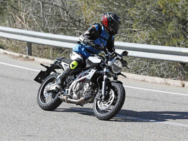 HUSQVARNA Svartpilen 401 moi lo dien khi dang thu nghiem