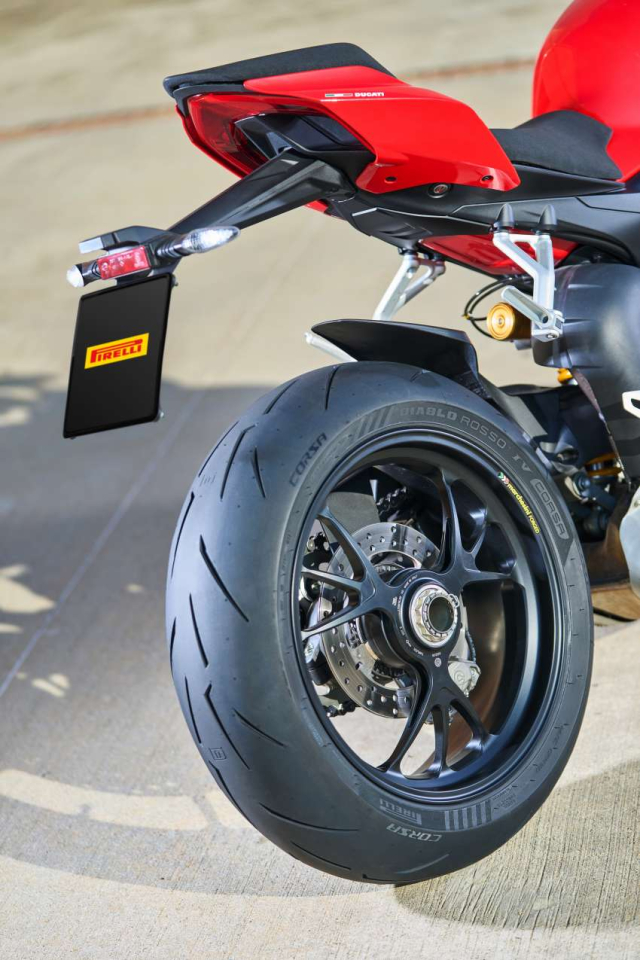 Pirelli ra mat lop xe Diablo Rosso IV Corsa nham ky niem 150 nam thanh lap - 10