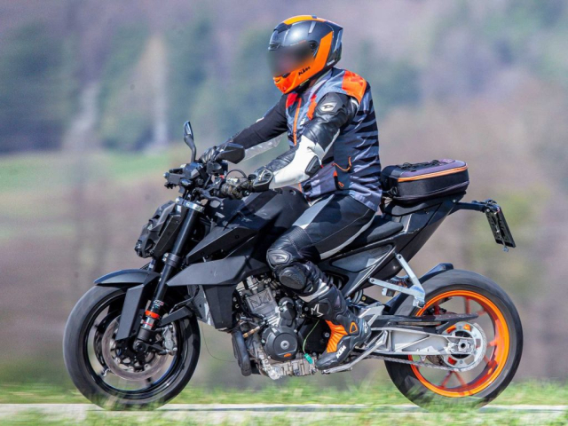 KTM 990 Duke 2023 tiep tuc lo dien khi dang thu nghiem