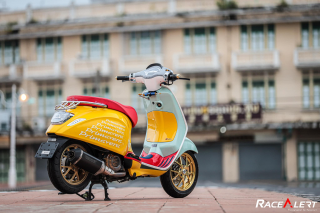 Vespa sprint độ đầy sắc màu bung lụa giữa phố thái