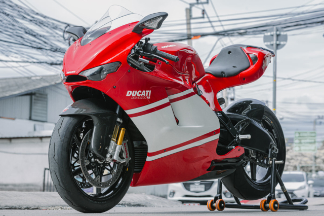 Ducati Desmosedici D16RR Mau xe trong mo cua nhieu nguoi - 4