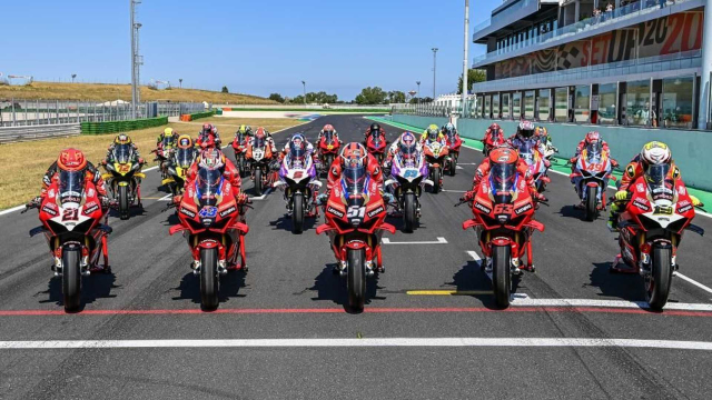 Ducati ban het cac mau xe dua Champions Panigale V4 S trong vai gio