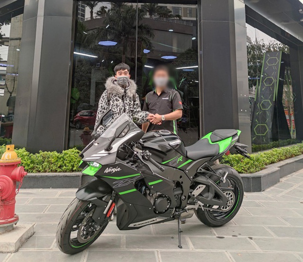 Ke cuop ngan hang hon 35 ti dong roi di mua xe Kawasaki Ninja ZX10R linh an chung than
