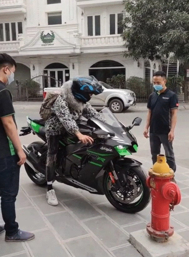 Ke cuop ngan hang hon 35 ti dong roi di mua xe Kawasaki Ninja ZX10R linh an chung than - 4