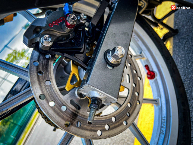Yaz 125 khoac len minh bo ao Valentino Rossi kich doc