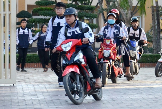 Hoc sinh cap 23 lai xe may bi phat nang the nao